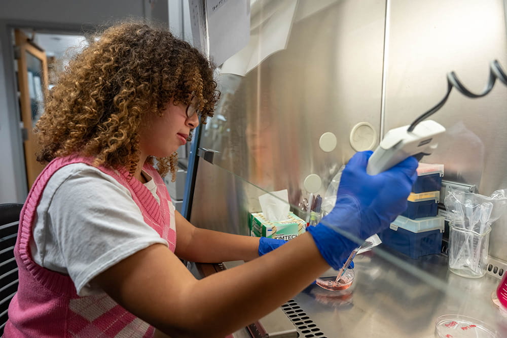 Charleston County high school student works in an MUSC Hollings Cancer Center lab